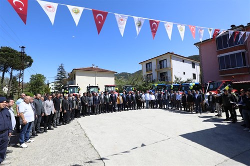 Vali Arslan Güneş Enerjisi Elektrik Üretimli Çekme Karavan ile 2025 Yılı Traktör ve Tomruk Vinci Teslim Törenine Katıldı